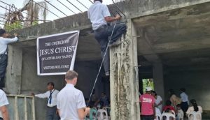 మిషనరీలు ఒక ఖాళీ భవనాన్ని సమావేశ కేంద్రంగా మార్చారు